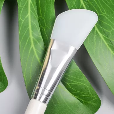 What is the difference between silicone makeup brushes and traditional makeup brushes?