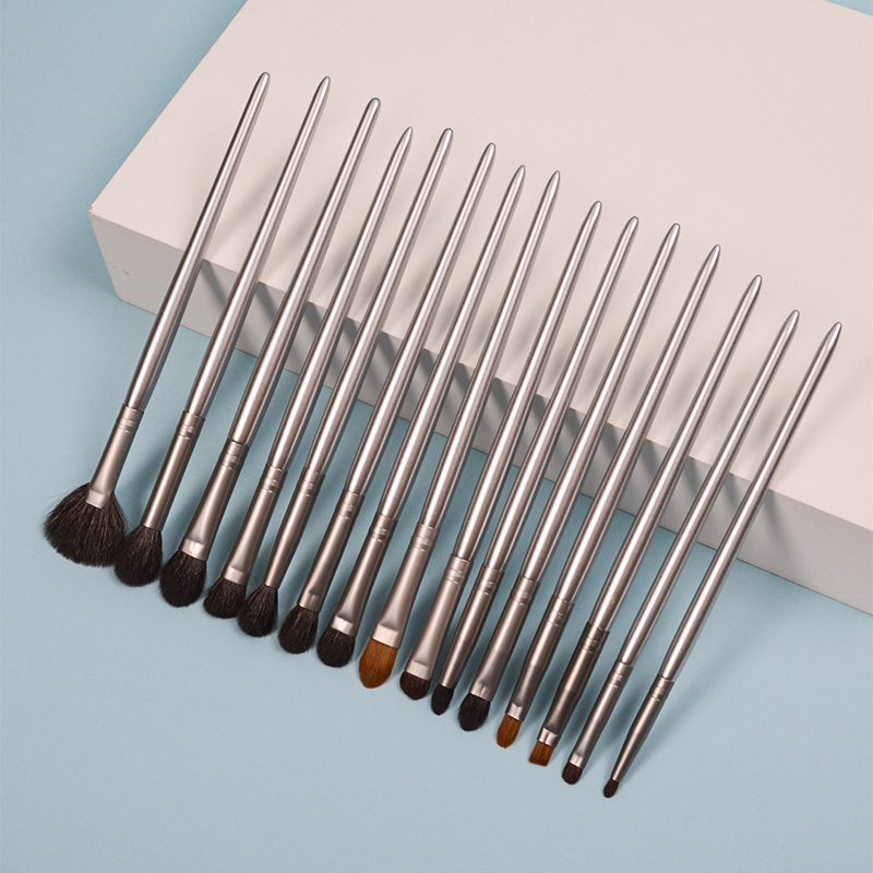 How to Use Each Type of Eyeshadow Brush?